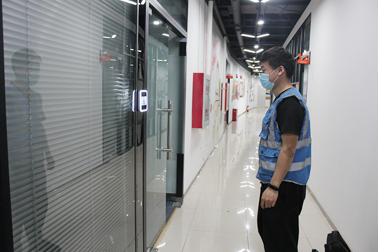 年輕人弱電為極客BXO安裝人臉識(shí)別門(mén)禁系統(tǒng)